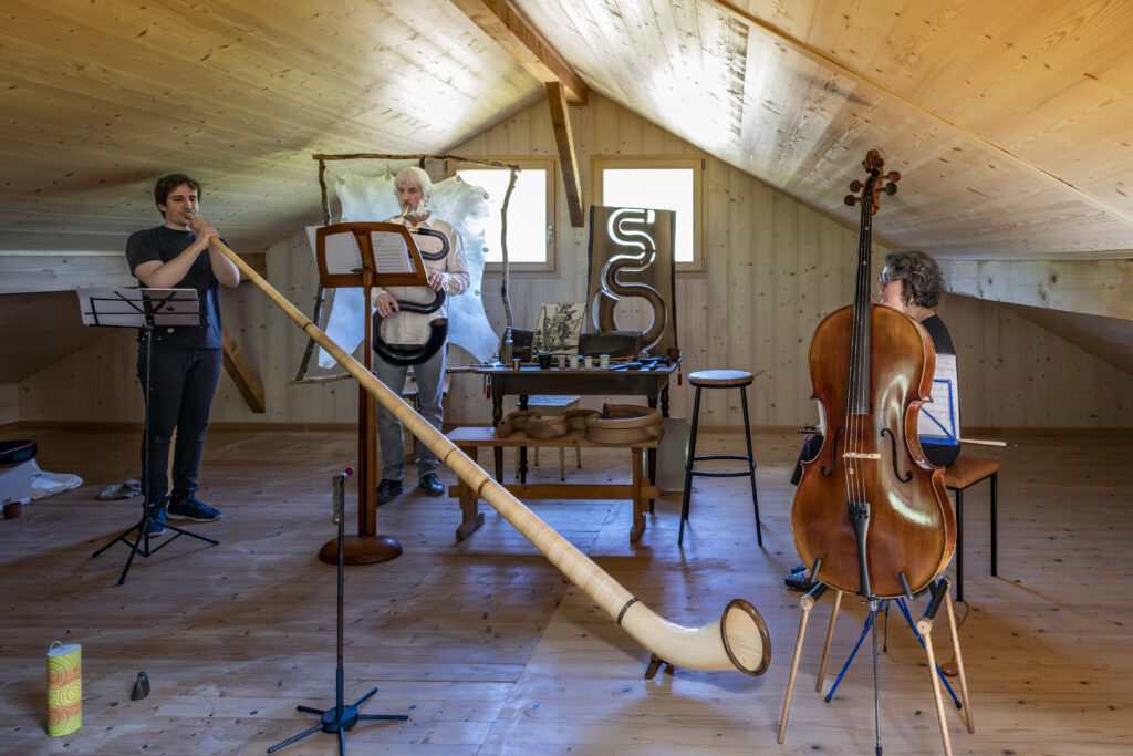 La conteuse Isabelle Plomb, Stephan Berger et Alexandre Zanetta lors d'un concert donné à l'occasion de la journée des moulins à Soubey, Olivier Noaillon